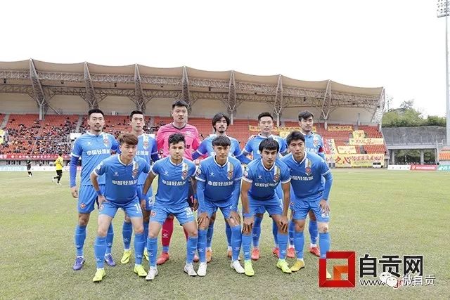 划龙舟的外国人“悟了”中国话里的“同舟共济”