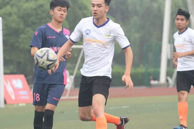 记者：若齐尔克泽离队曼联考虑引进前锋，内部已讨论蒂亚戈
